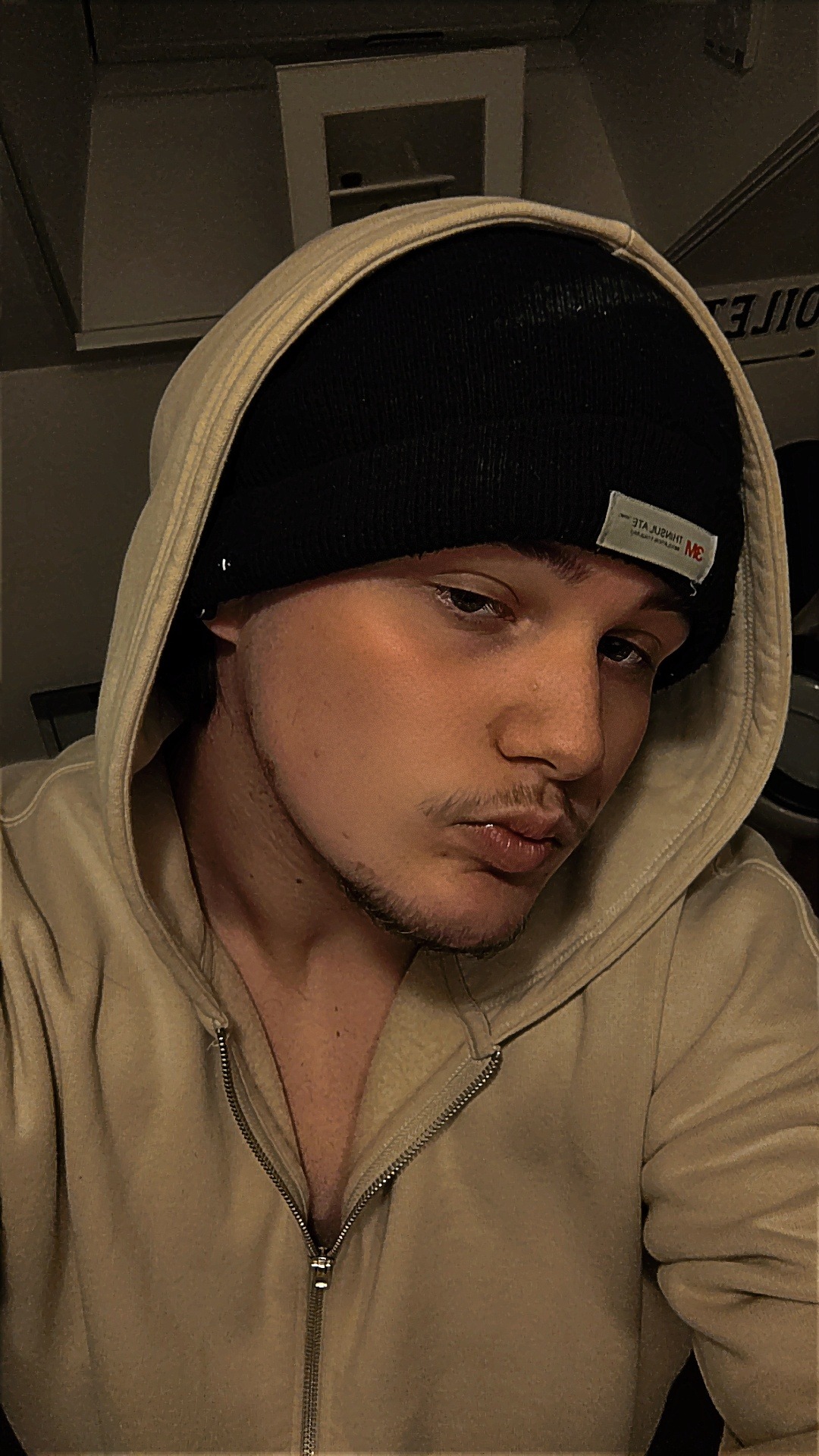 Chaine - Gay male à Vulliens Profil de Chaine, 22 ans, Gay male à Vulliens (Fribourg)